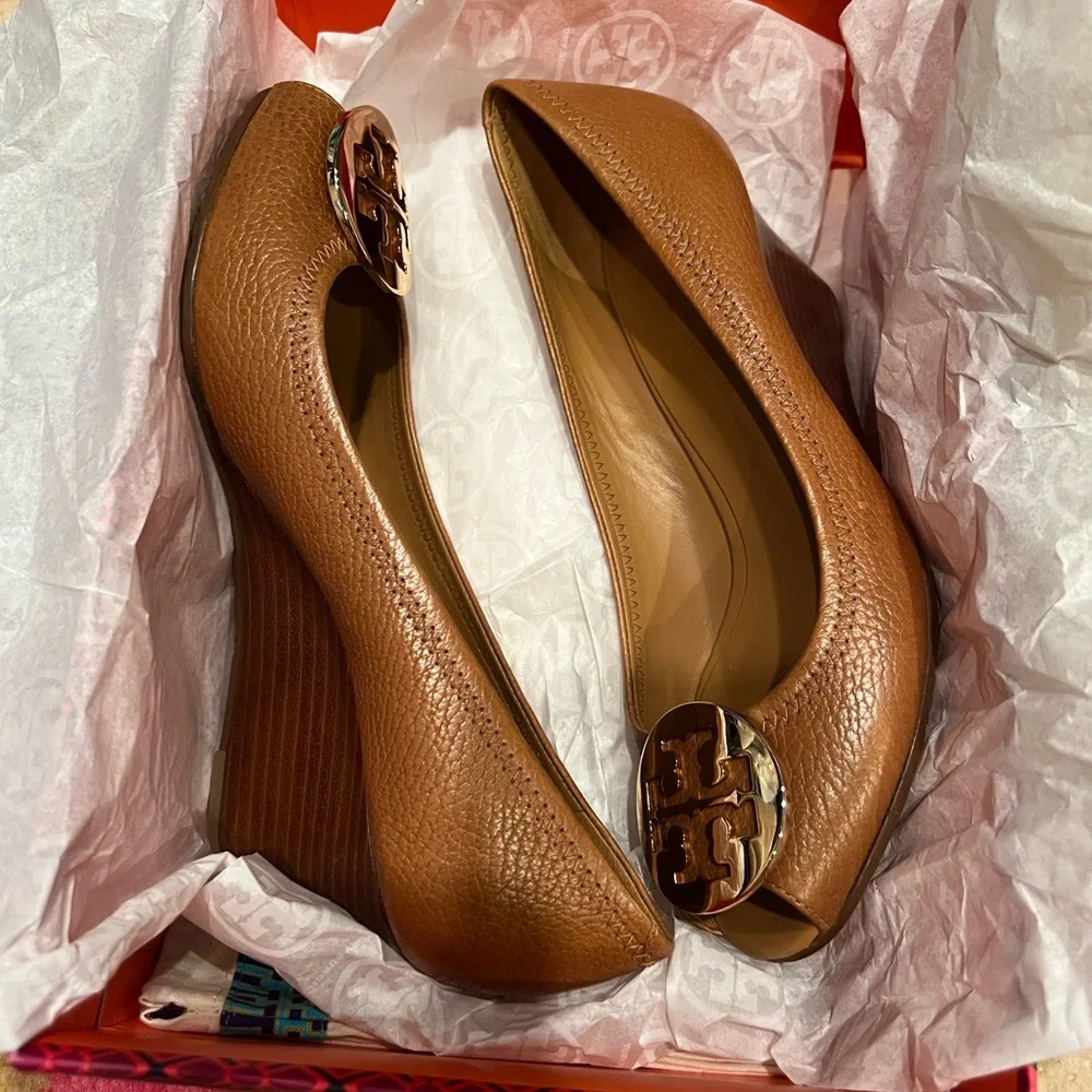 NWT Tory Burch Royal Tan Wedge Size 7